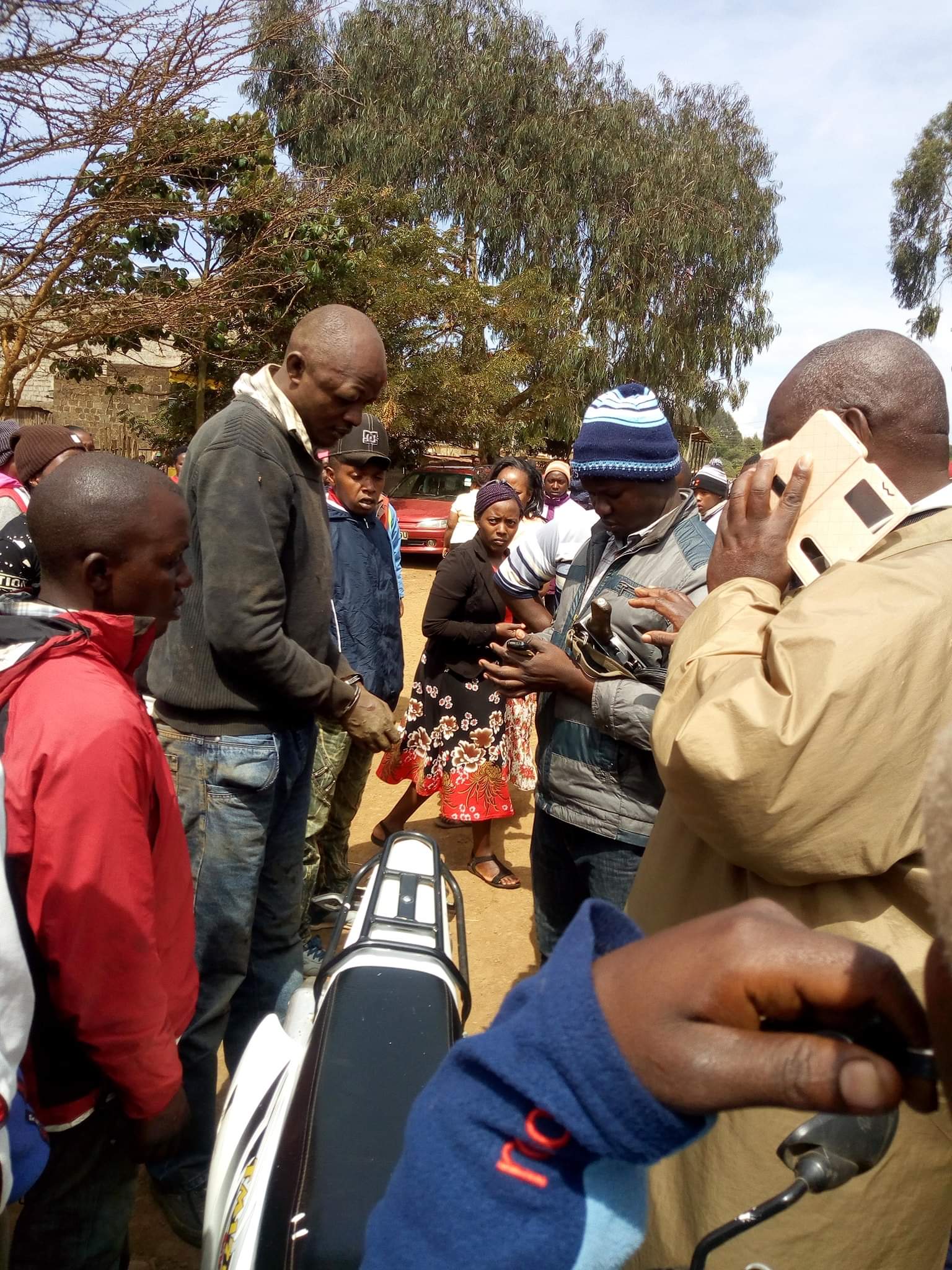 PHOTOS — M-Pesa Robber Rescued From Angry Mob By Police In Limuru