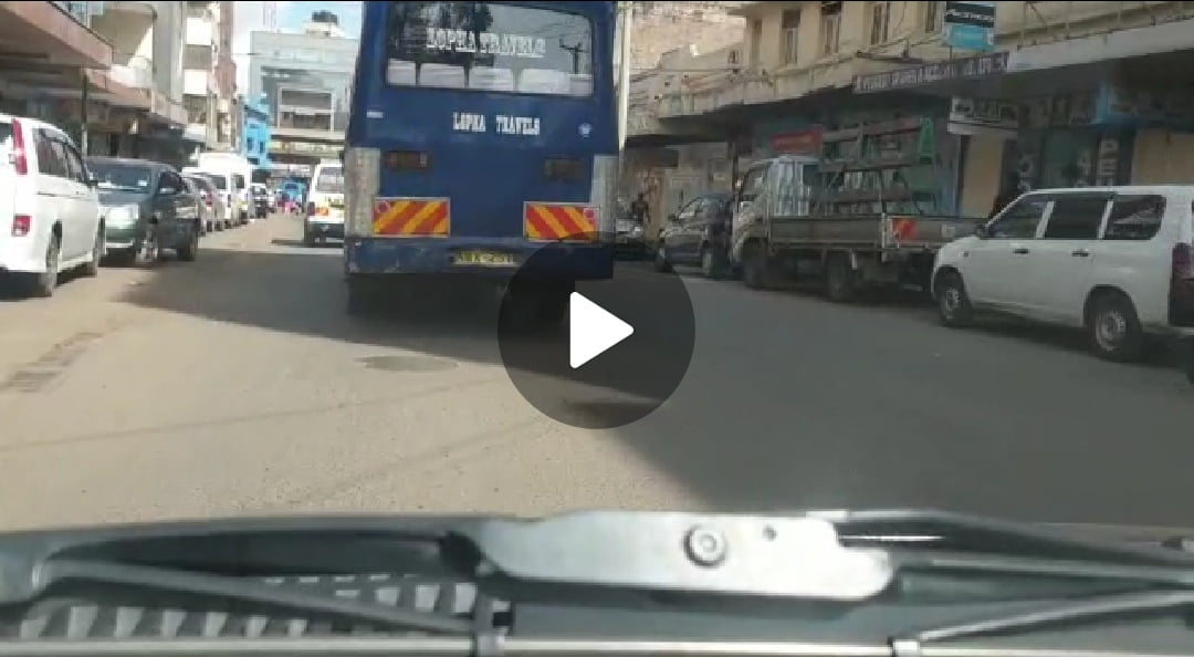 [Video] Unroadworthy Bus Risking Passagers Lives Spotted In Nairobi