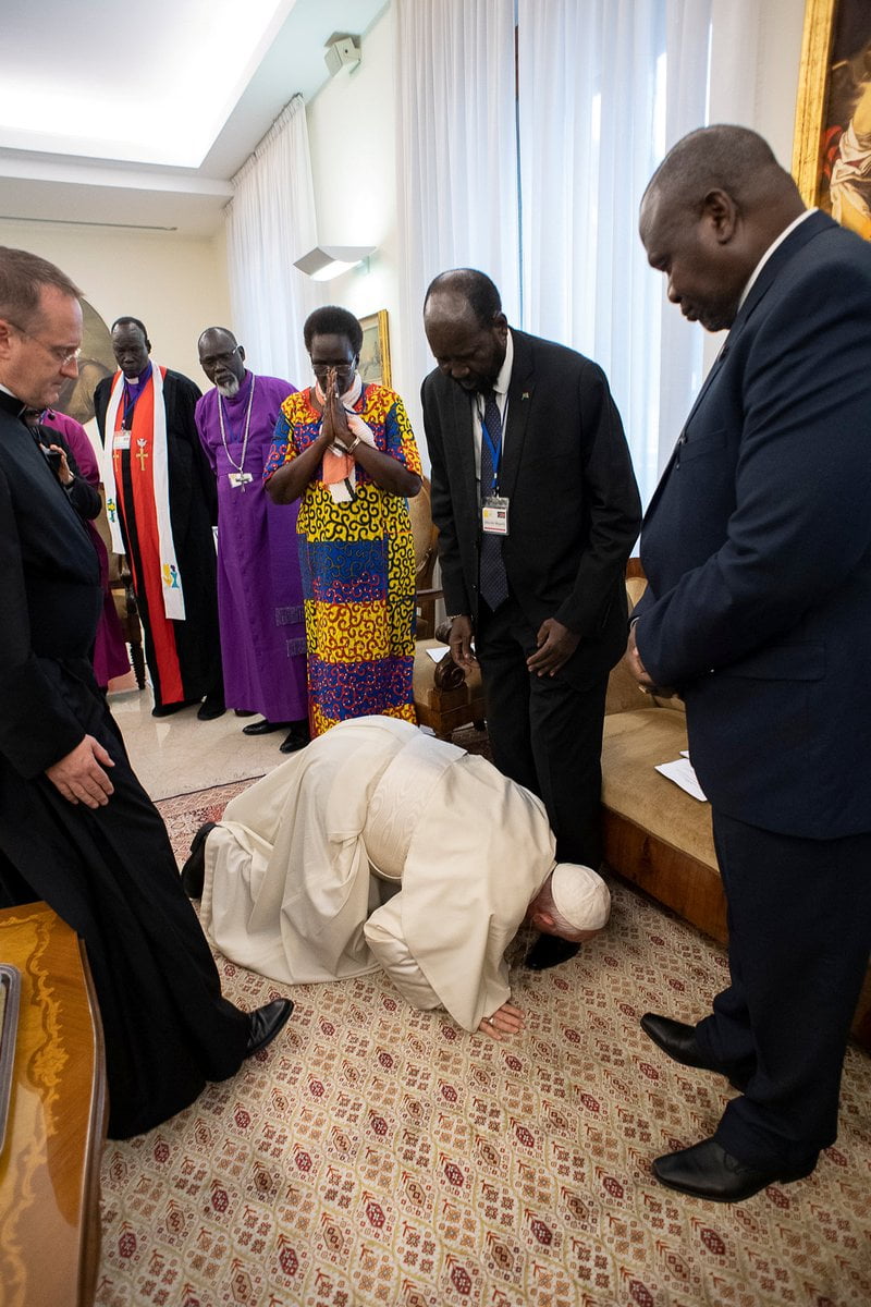 Incredible Video: Pope Francis Kisses South Sudan Leaders Feet