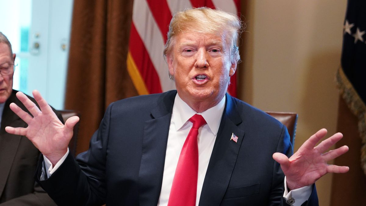 Trump signs executive order exposing social media to litigation