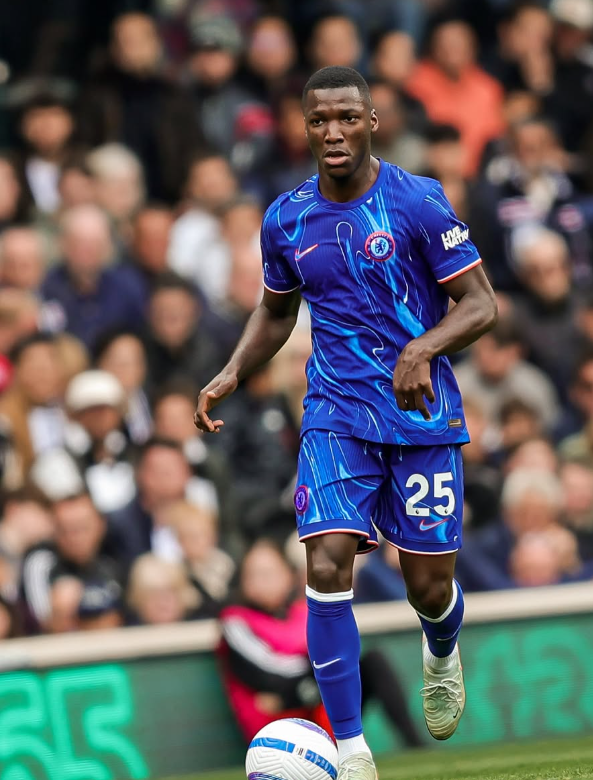 An image of Moisés Caicedo in his Chelsea kit, running with the ball during a Premier League match.